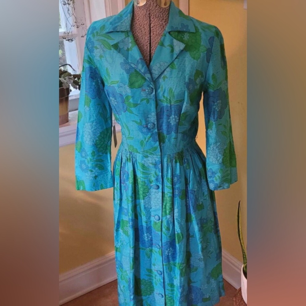 Vintage
1950 Handmade Cotton day dress vibrant blue floral,button front US8